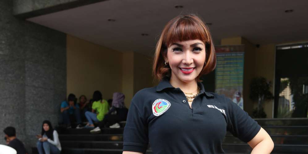 Roro Fitria Gaet 8 Pengacara, Bagaimana Honornya?
