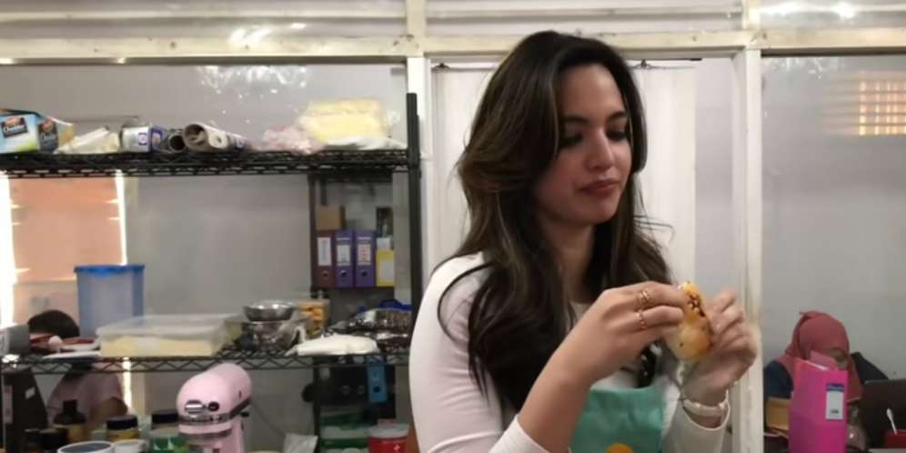 Makan Roti Buatan Sendiri, Ekspresi Nia Ramadhani Jadi Sorotan