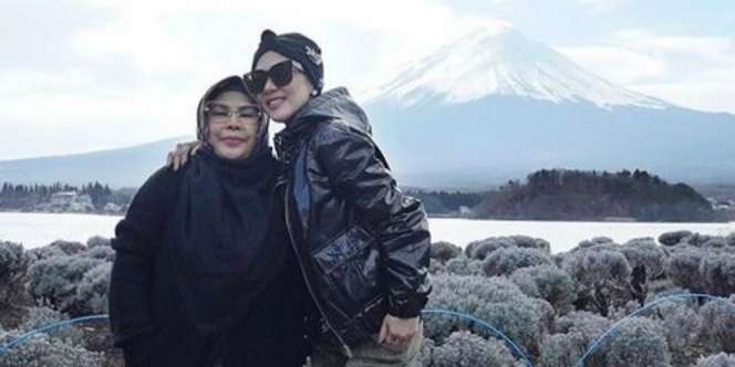 5 Gaya Cetar Ibunda Syahrini Pakai Hermes, Tak Kalah dari Anak