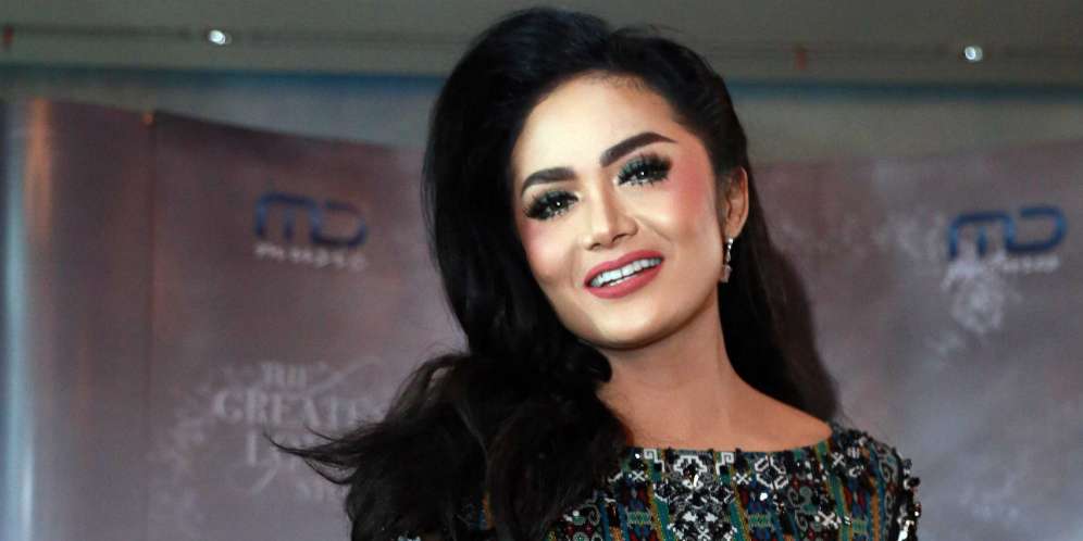Aksi Krisdayanti, Gowes Becak Sambil Tenteng Tas Ratusan Juta