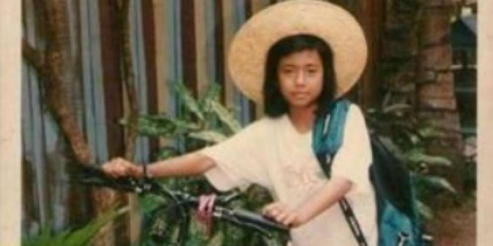 Kini Jadi Artis Terkenal Doyan Bagi-Bagi Uang, Tebak Siapa Sosok Wanita dalam Foto Ini