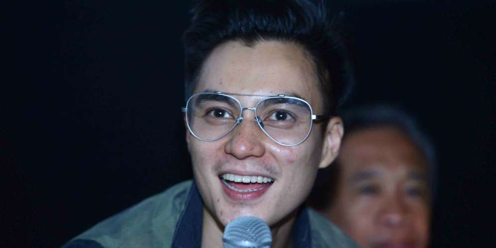 Subhanallah, Baim Wong Sholat Hanya Beralaskan Kardus