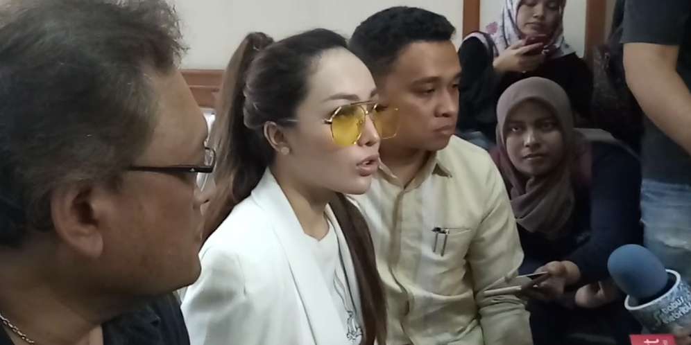 Detik-detik Roby Geisha Tolak Ciuman Cinta Ratu di Sidang Perceraian