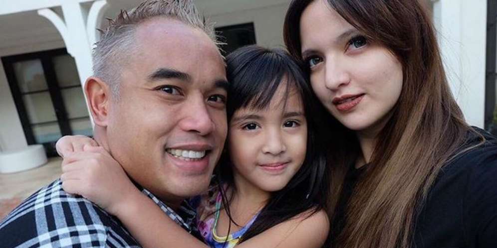 Liburan ke Paris, Ardie Bakrie 'Merengek' Agar Nia Tak Belanja