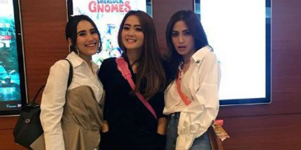 Tampil Modis, Baju Tanpa Bawahan Ayu Ting Ting Disorot