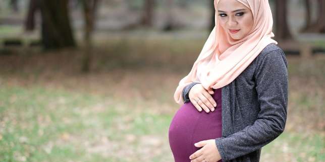 Berjalan dengan Perempuan Lain