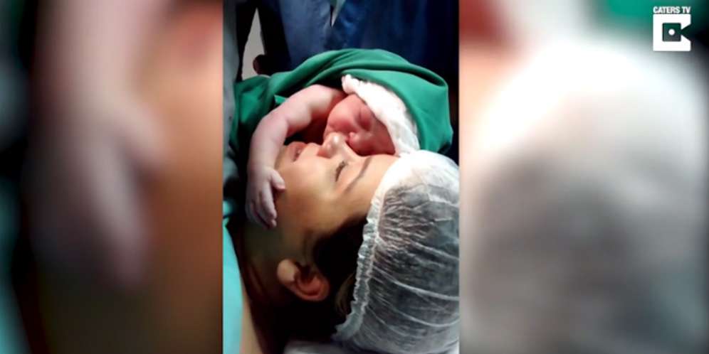 Tingkah Bayi Baru Lahir Ini Bikin Dunia Terharu