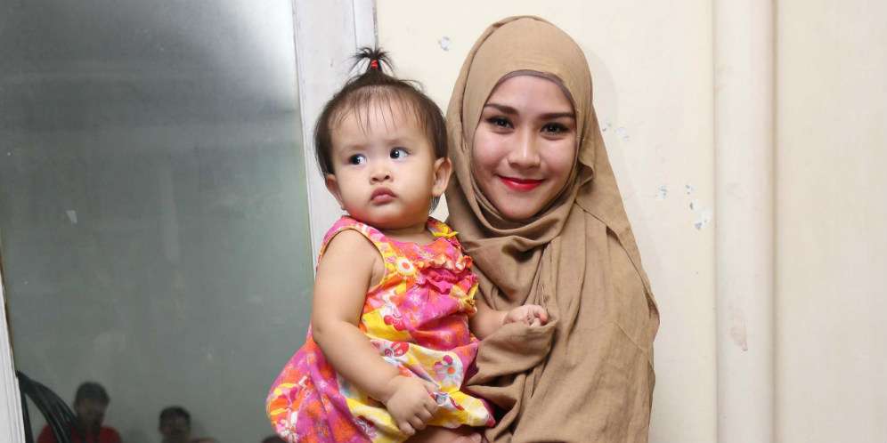 Zaskia Mecca Menggigil Sehabis Melahirkan Cesar Anak Keempat