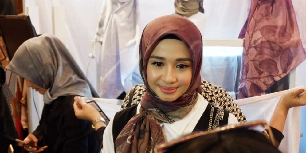 Kegembiraan Laudya Cynthia Bella Buka Gerai Hijab di IFW 2018