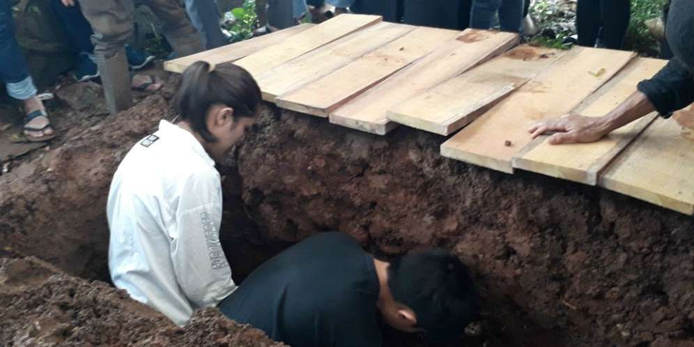 Saat Millendaru Masuk ke Liang Kubur