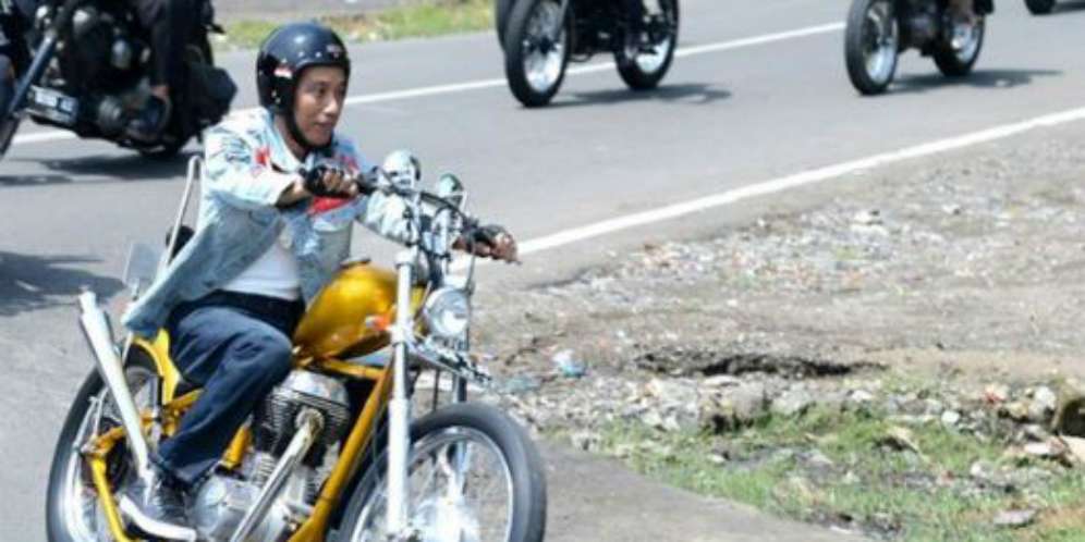 1. Jaket Denim Saat Mengendarai Chopper