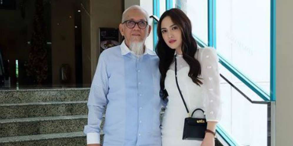 Terenyuh, Curhat Shandy Aulia Beri Hadiah Kejutan Ayah Berhaji