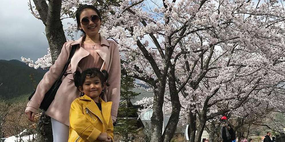 Ayu Ting Ting Unggah Foto Liburan, Salfok Lihat Dengkul Pria