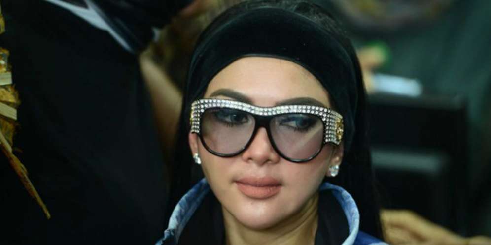 Kegerahan, Syahrini Izin Buka Baju Jaket di Ruang Sidang