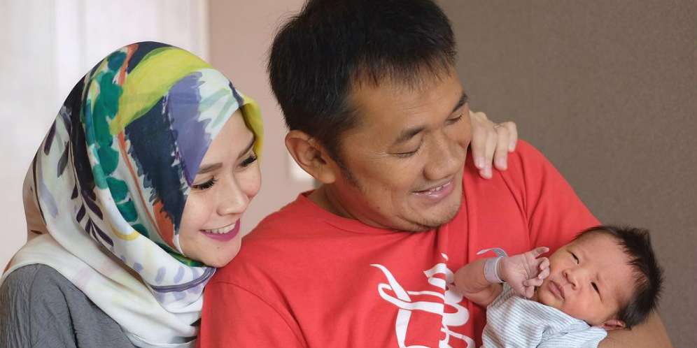 Zaskia Mecca Langsung Sunat Bayinya yang Baru Lahir