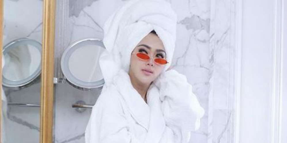 Berpose dalam Balutan Kimono Mandi, Syahrini Diejek Netizen