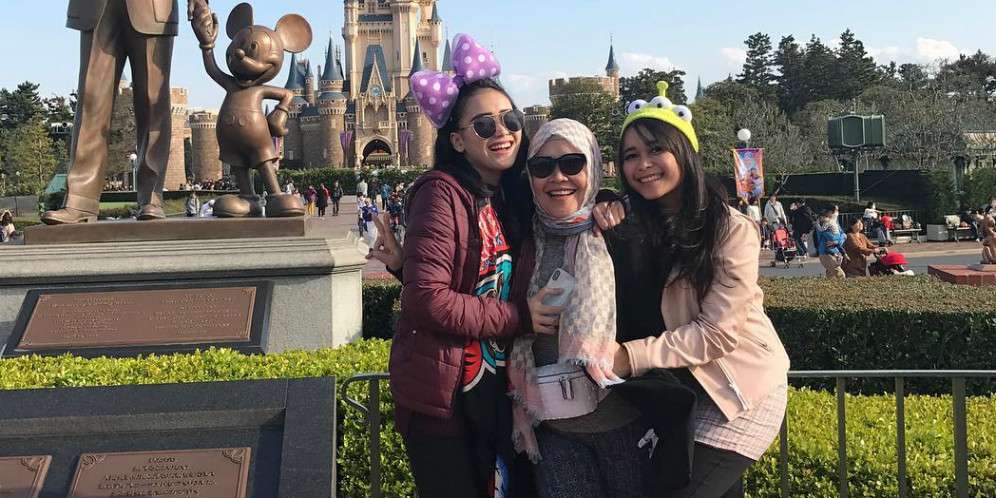 Liburan, Hijab Mahal Ibu Ayu Ting Ting Curi Perhatian