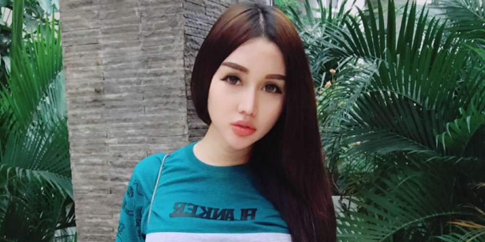 Lucinta Luna Pingsan di Pusara Ibunda
