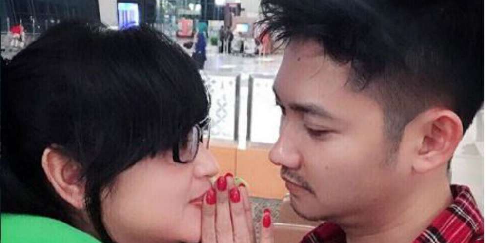 Pose Tidur Dewi Perssik Bikin Gregetan
