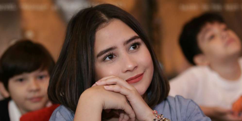 Dipasangkan Cincin, Prilly Latuconsina: Yeah, Aku Dilamar?
