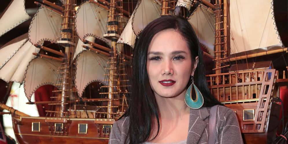 Mulan Tak Kuasa Menahan Tangis