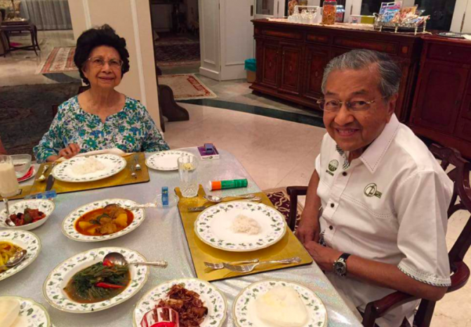 Viral Foto Makan Malam PM Malaysia Mahathir, Lihat Porsinya