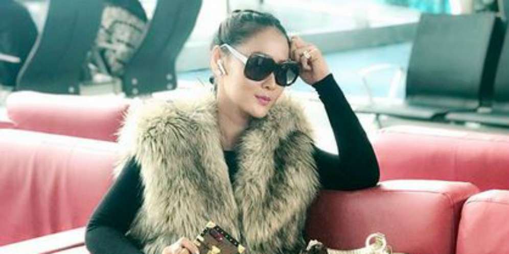 Inul Daratista Pamer Sandal Jepit, Harganya Bikin Jantungan