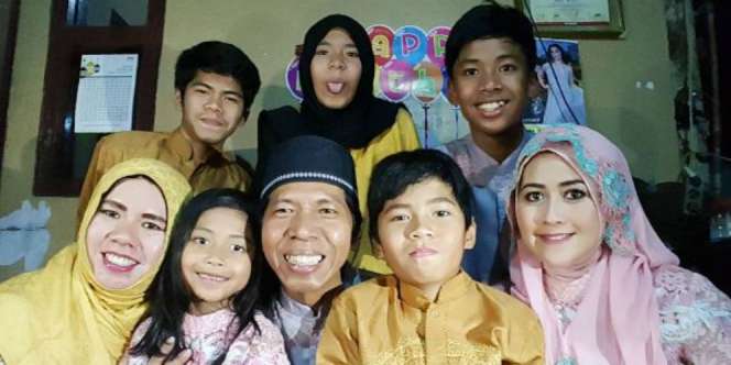 Kompak! Kiwil Lebaran Bareng Kedua Istrinya