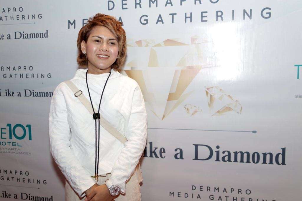 Galau dan Unggah Foto Lawas, Evelyn: Jangan Kaget Ya