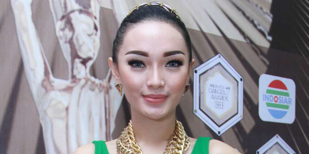 Ada Sosok Aneh di Foto Zaskia Gotik, Apa?