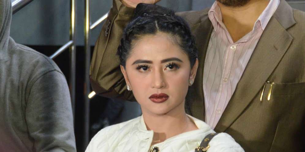 Depe Sempat Peluk Pria Lain, Siapa Dia?