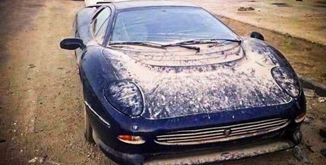 Mobil Sport Berserakan Tak Terurus!