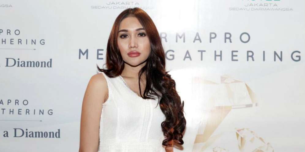 Lucinta Luna Ajak Foto, Lihat Ekspresi Luna Maya