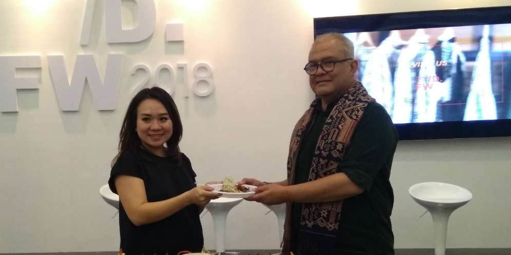 Kisah Istri Itang Yunasz Minta Dibuatkan Busana Hijab
