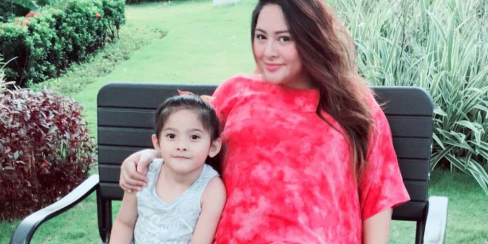 Gaya Putri Audy-Iko Uwais Tiru Sholawat Sabyan Gambus, Gemas!