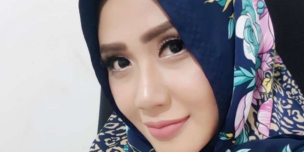 Gaya Rey Utami Pakai Mukena Malah Dicibir, Apa yang Salah?