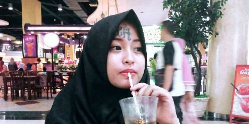 Proses Berhijab dan Menikahi Sesama Anak Punk