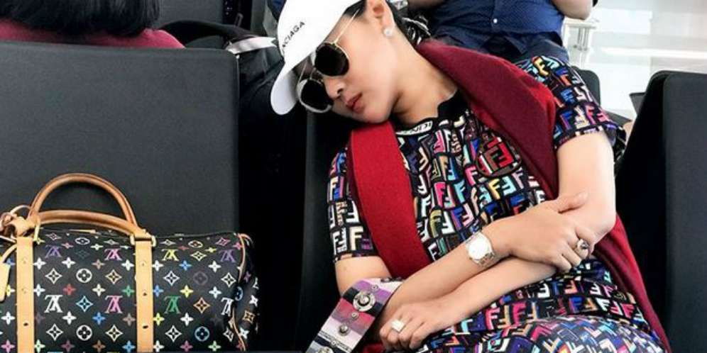 Tidur Berbalut Barang Branded di Kursi Bandara, Siapa Dia?