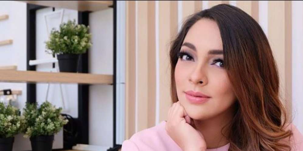 Wajah Polos Dokter Rieisa, Tetap Cantik Memesona!