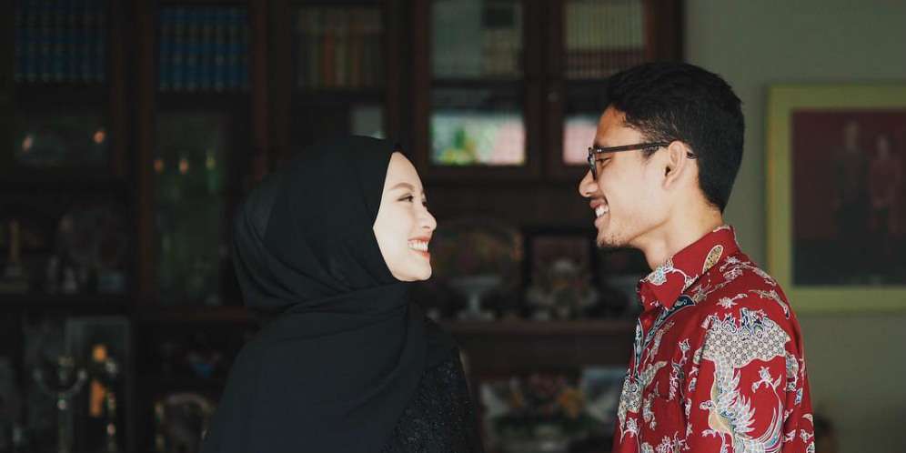 Menilik Cantiknya Gita Savitri Bergaya Simpel Saat Tunangan