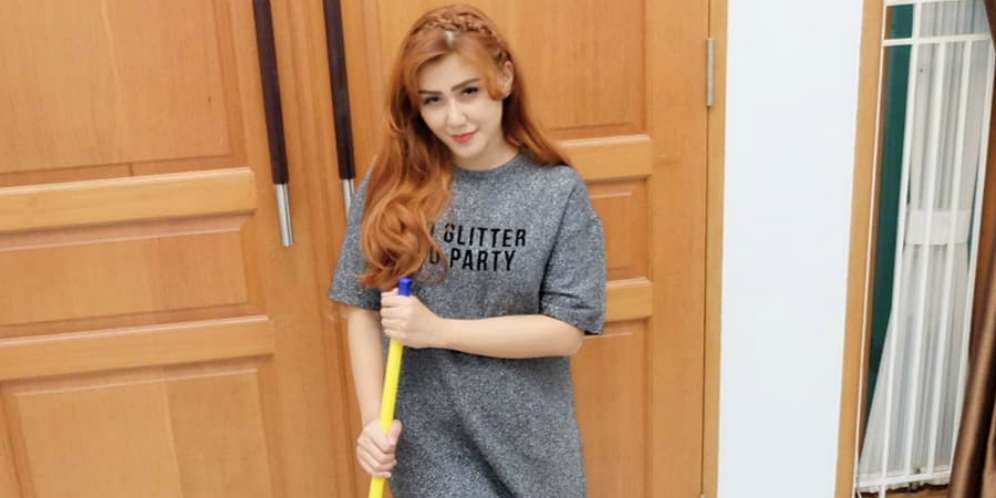 Gaya Rey Utami Bersih-bersih Rumah, Lihat Kakinya!