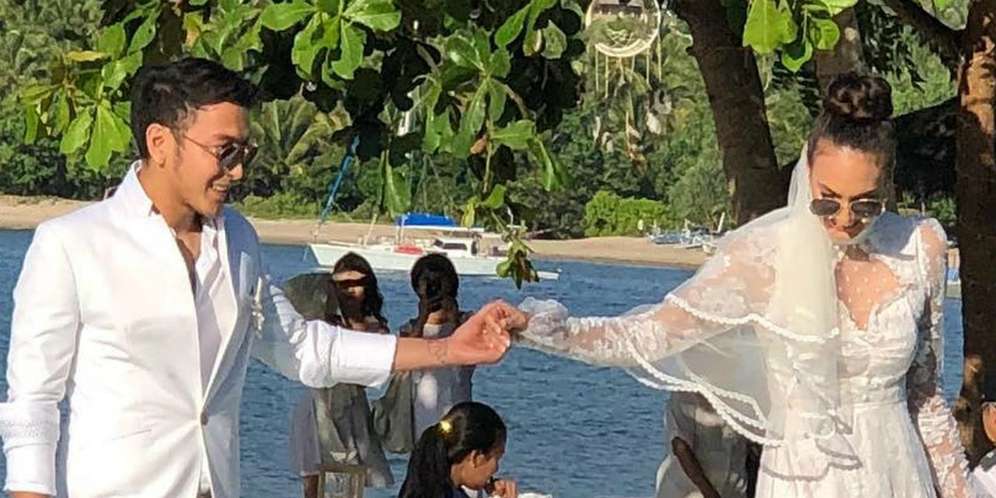 Fakta Mengejutkan di Balik Gaun Pengantin Nadine Chandrawinata