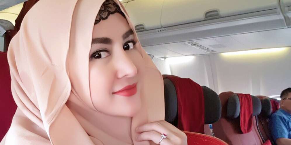 Pamer Kemolekan Tubuh, Cynthiara Alona Sindir Hijaber
