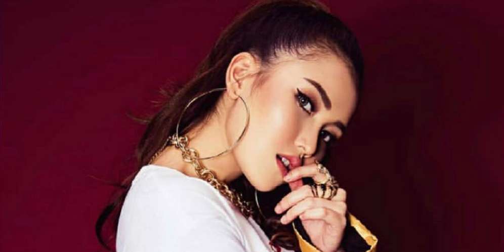 Tiga Sepatu Sneaker Ayu Ting Ting, Harganya Bikin Kaki Gemetar