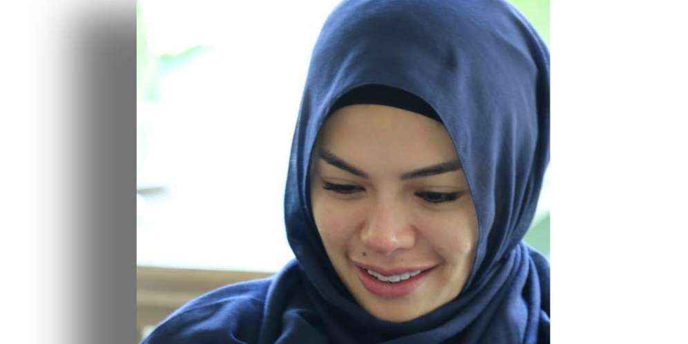 Diperlihatkan Foto Suami, Nikita Mirzani Menangis