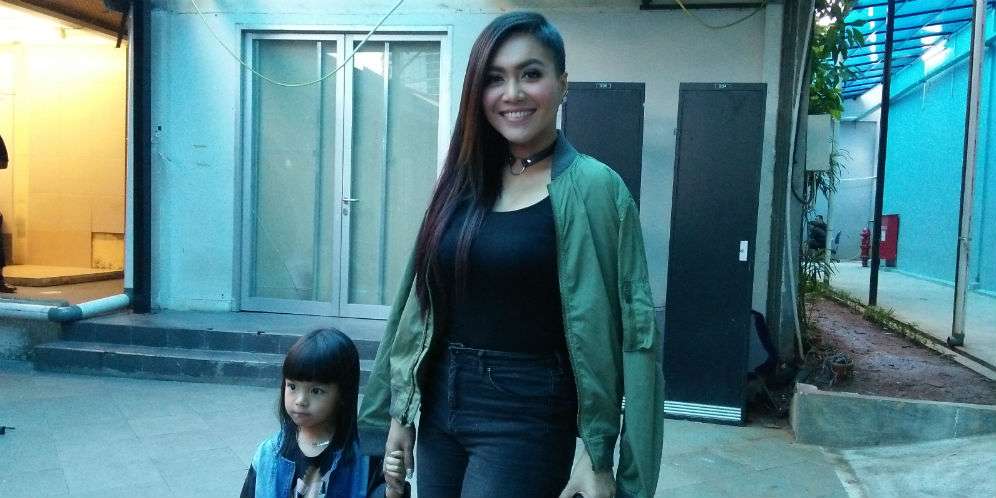 Tangis Denada Pecah Dengar Ucapan Shakira Jika Sembuh Leukimia