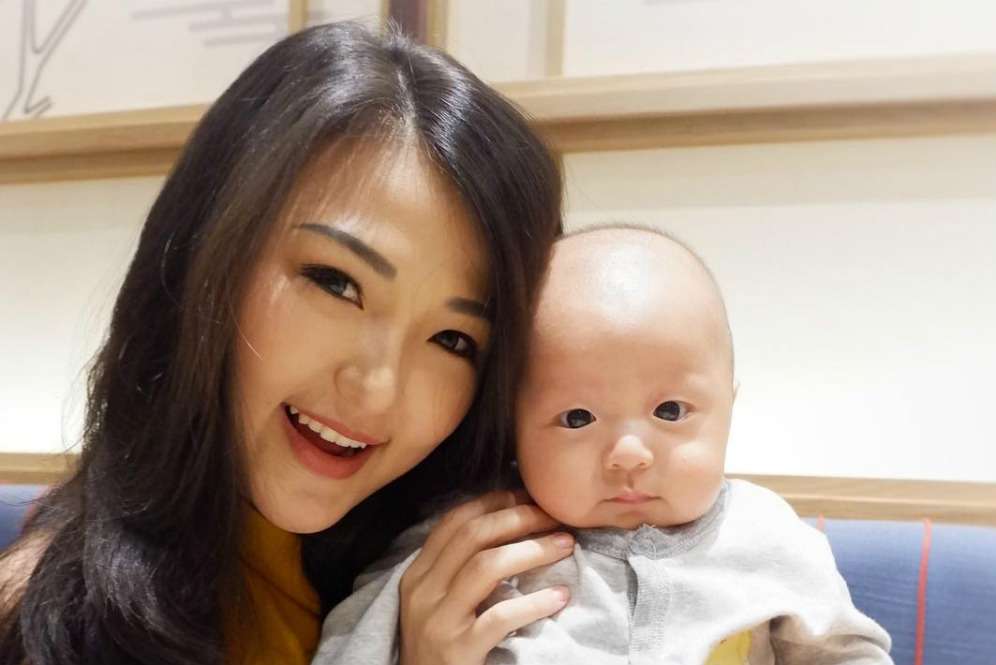 Miris! Bayi Cedera Kepala Parah karena Babysitter Main HP