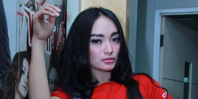 Caption Bahasa Inggris Zaskia Gotik Diledek, Lihat Tulisannya