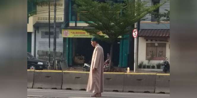 Geger Pria `Sholat` di Tengah Jalan Raya