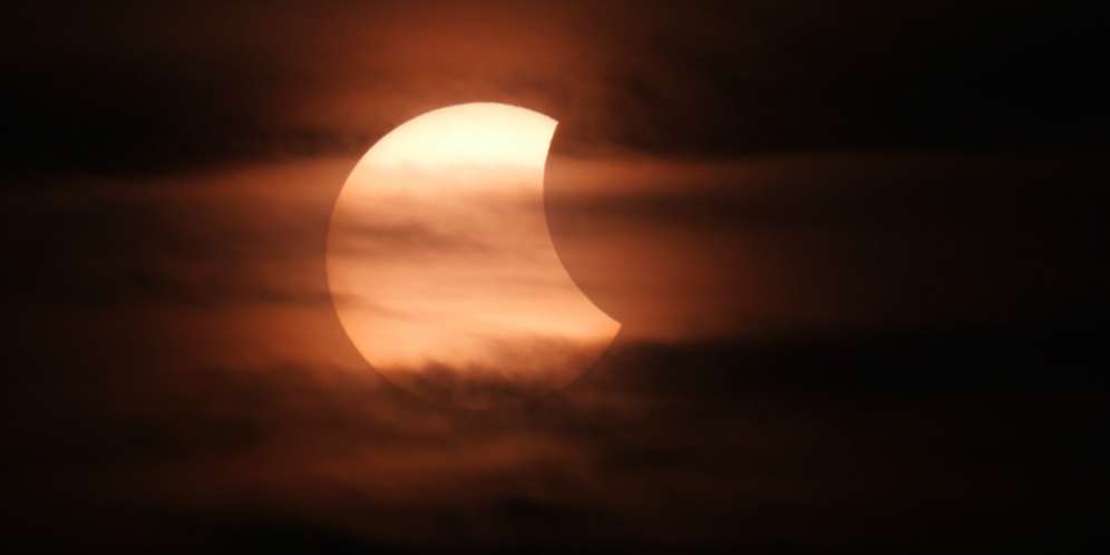 Hukum Mengerjakan Shalat Gerhana Bulan